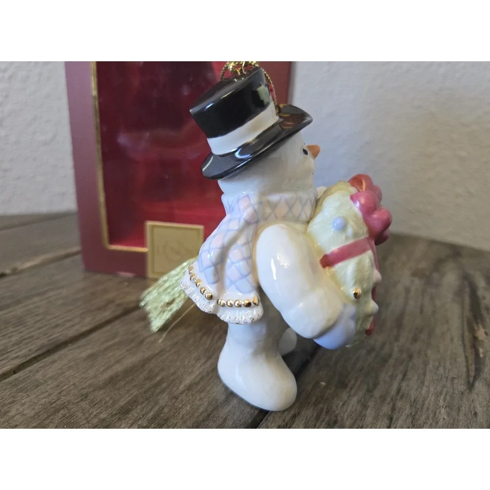 Lenox 2008 Decorating For Christmas Annual Ornament 791195 Snowman hangs stands